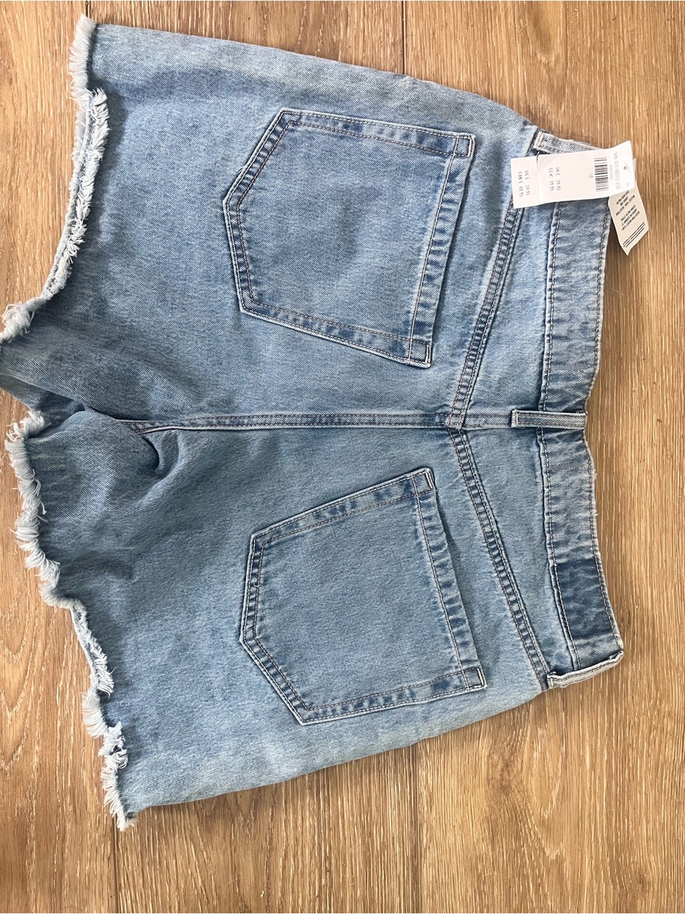 Hollister Women's 90s shorts ultra high rise 5” Light Wash Frayed Denim Short - Picture 4 of 4